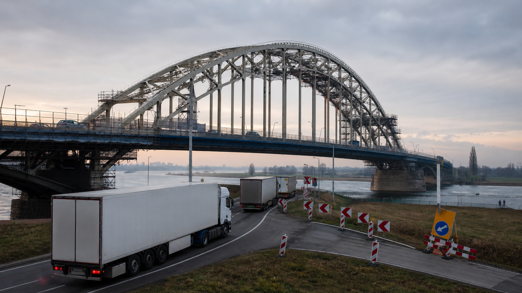 Illustratieve oude boogbrug met vrachtwagens op een omleidingsroute