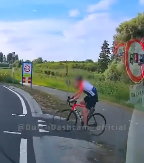 Fietser rijdt over haaientanden vóór een vrijliggende fietsoversteek bij een rotonde